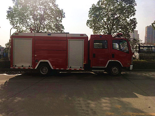3.5吨五十铃700P 水罐消防车